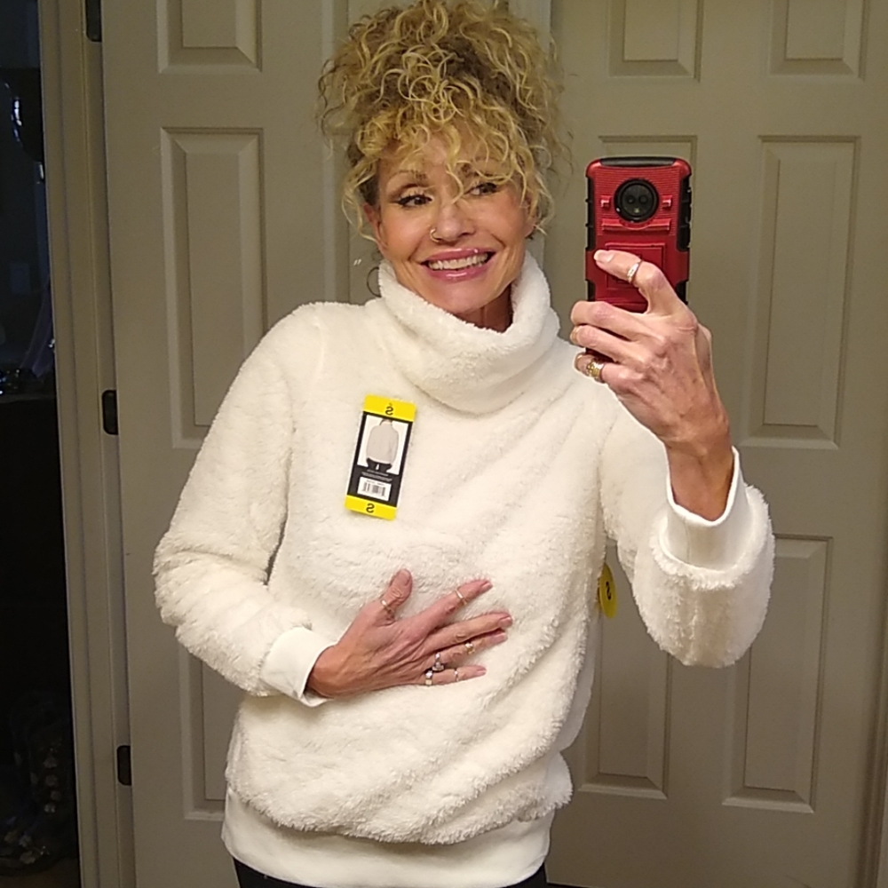 💕🌬️ lukkalux size small extra fluffy top